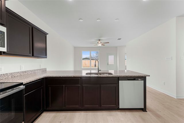 121 Adaline Bend, Mcgregor, TX 76657