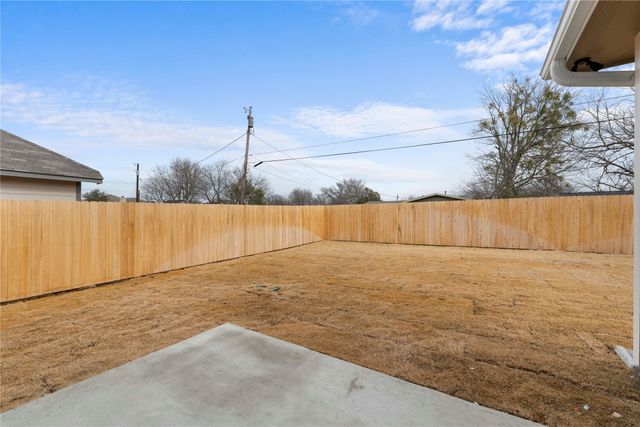 121 Adaline Bend, Mcgregor, TX 76657