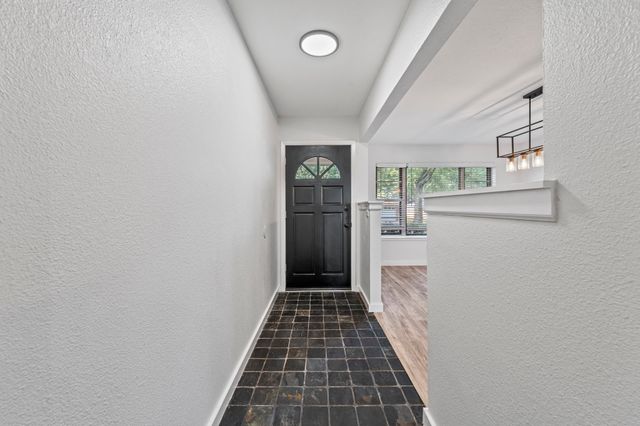 600 Circleview Drive N, Hurst, TX 76054