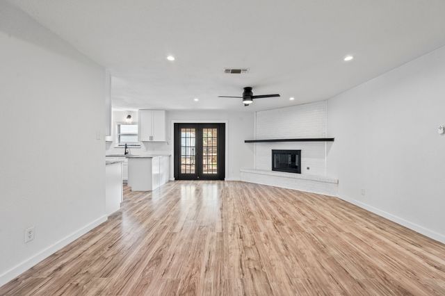 600 Circleview Drive N, Hurst, TX 76054