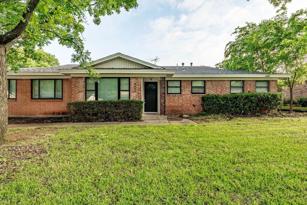 600 Circleview Drive N, Hurst, TX 76054