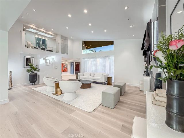 4266 Louise Avenue, Encino, CA 91316