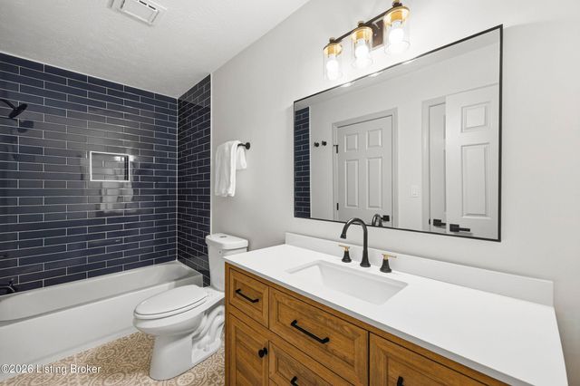 223 Washington Cir, La Grange, KY 40031
