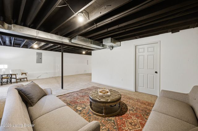 223 Washington Cir, La Grange, KY 40031