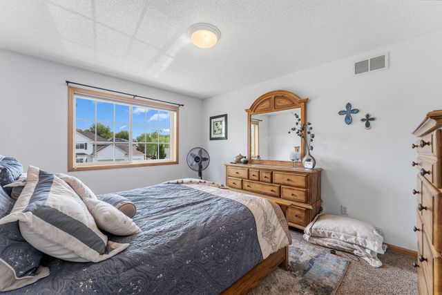 2810 White Eagle Drive, Woodbury, MN 55129