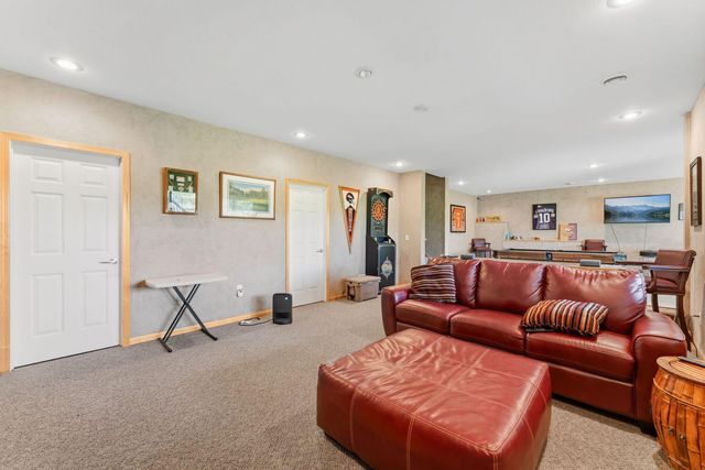 2810 White Eagle Drive, Woodbury, MN 55129