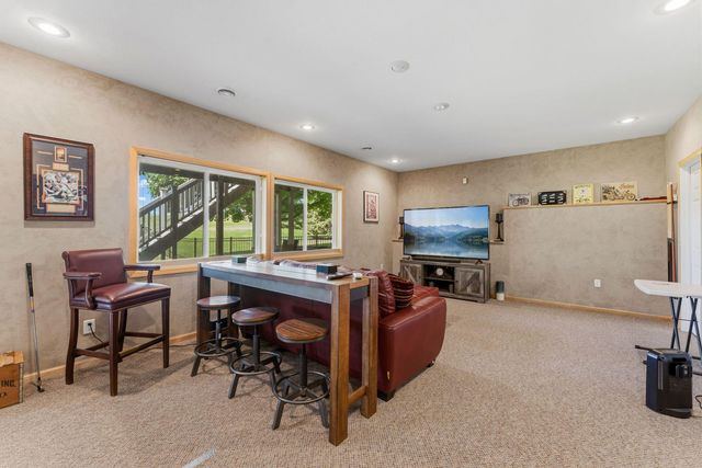 2810 White Eagle Drive, Woodbury, MN 55129