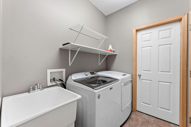 2810 White Eagle Drive, Woodbury, MN 55129