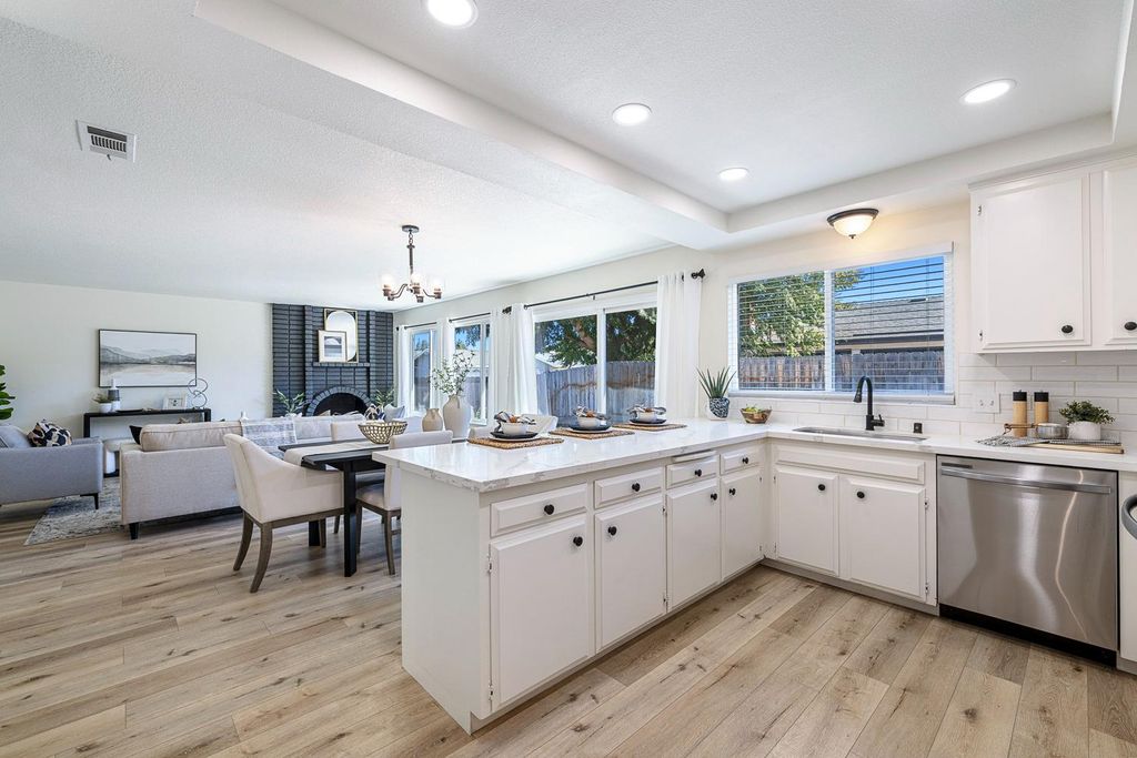 Image 21 of property listing at 411 Mcarthur Avenue, Clovis, CA 93611