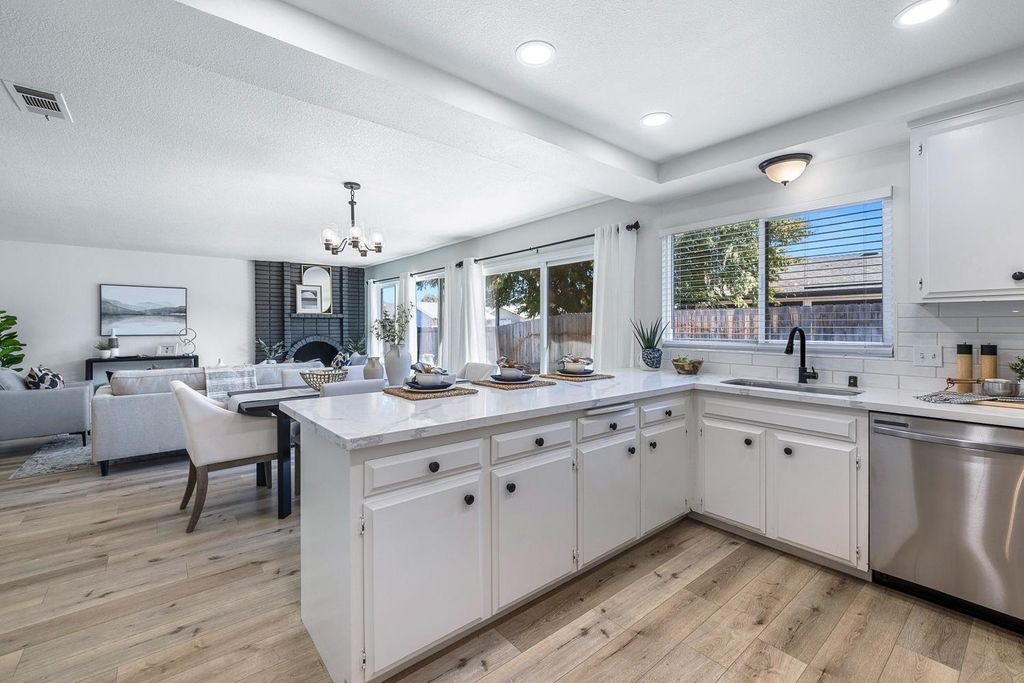 Image 25 of property listing at 411 Mcarthur Avenue, Clovis, CA 93611