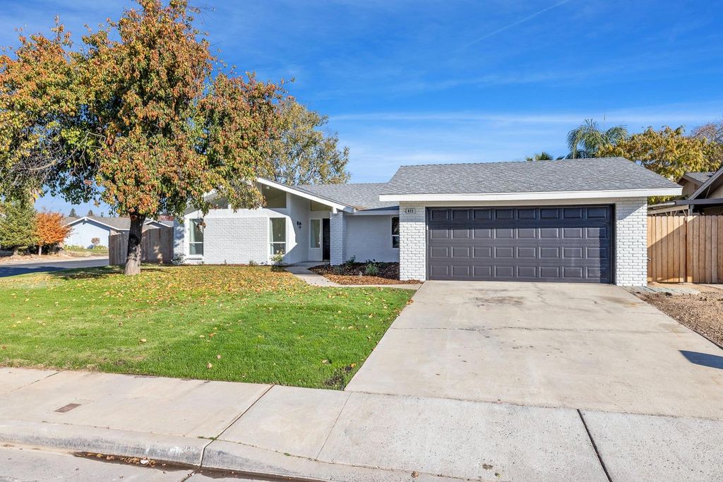 Image 3 of property listing at 411 Mcarthur Avenue, Clovis, CA 93611