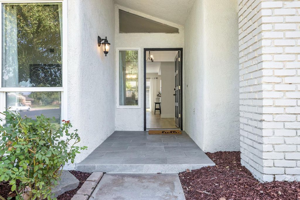 Image 4 of property listing at 411 Mcarthur Avenue, Clovis, CA 93611