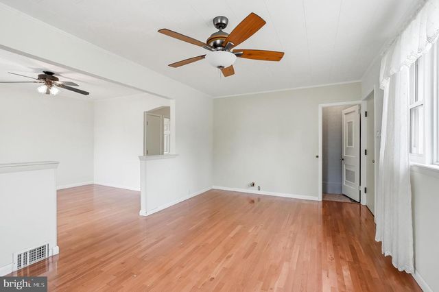 25 E MAIDEN LN, Somerdale, NJ 08083