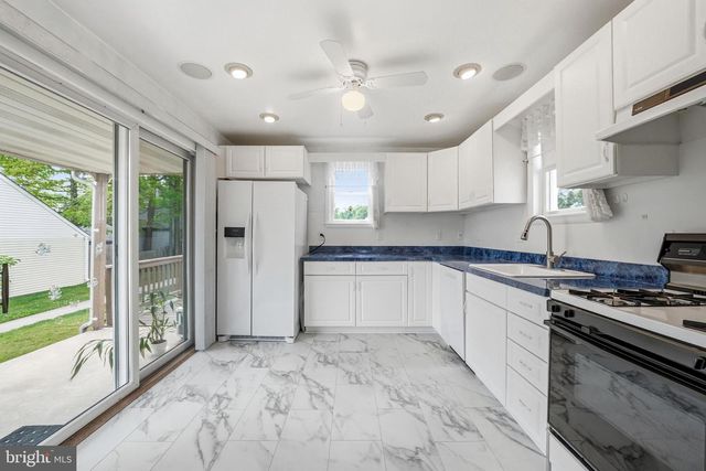 25 E MAIDEN LN, Somerdale, NJ 08083