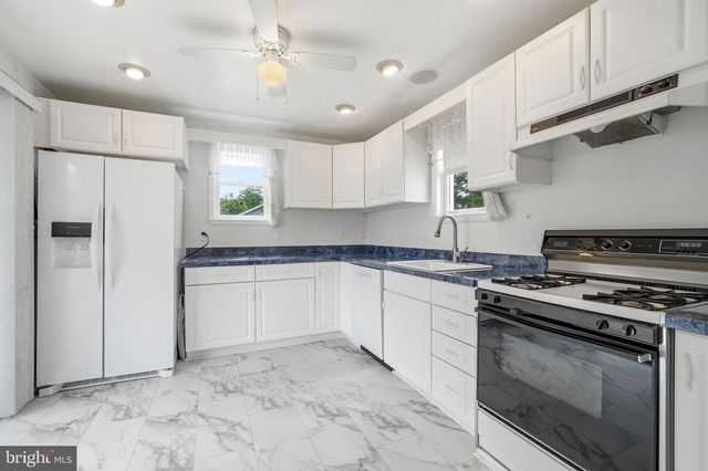 25 E MAIDEN LN, Somerdale, NJ 08083