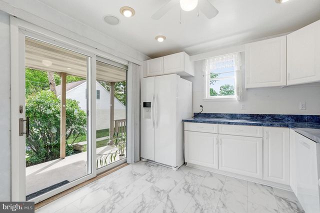 25 E MAIDEN LN, Somerdale, NJ 08083