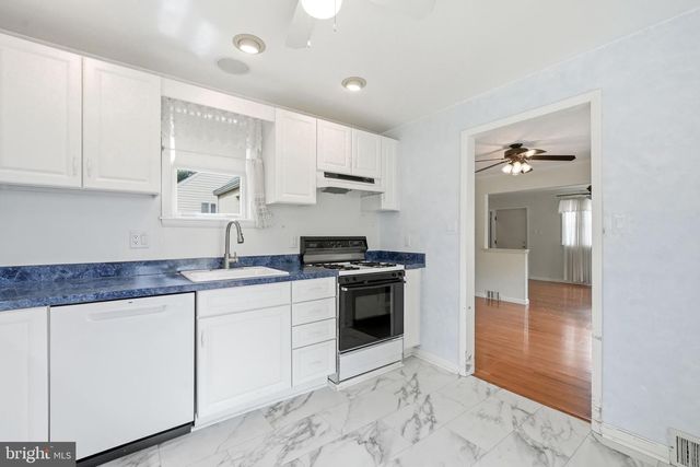 25 E MAIDEN LN, Somerdale, NJ 08083