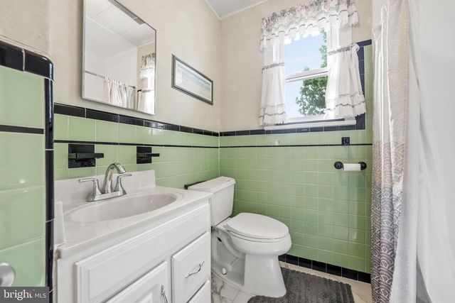25 E MAIDEN LN, Somerdale, NJ 08083