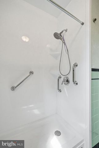 25 E MAIDEN LN, Somerdale, NJ 08083