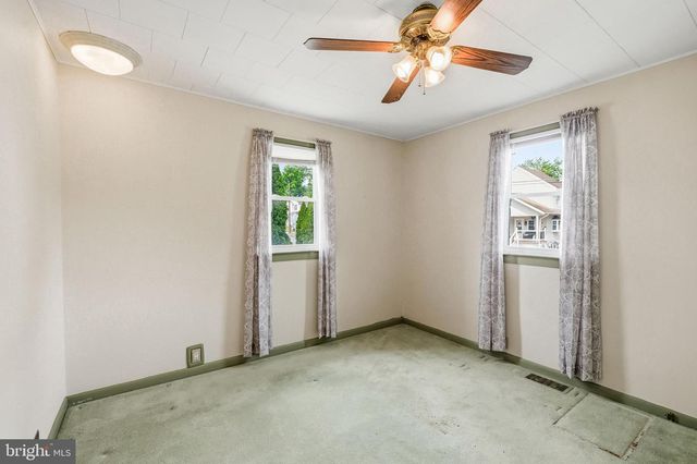 25 E MAIDEN LN, Somerdale, NJ 08083