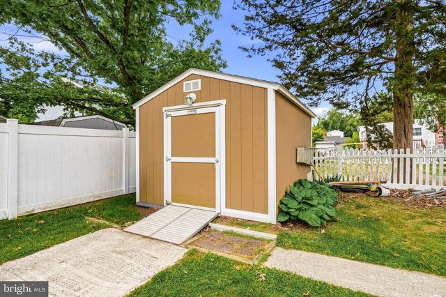 25 E MAIDEN LN, Somerdale, NJ 08083