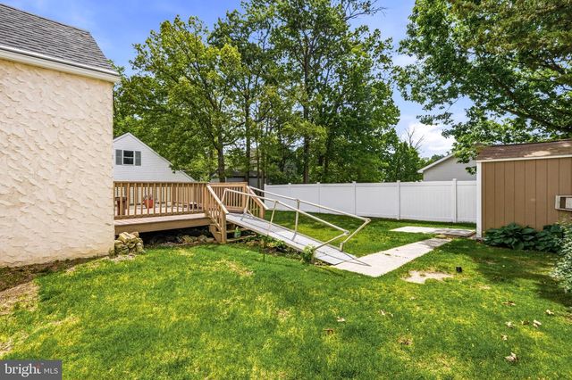 25 E MAIDEN LN, Somerdale, NJ 08083