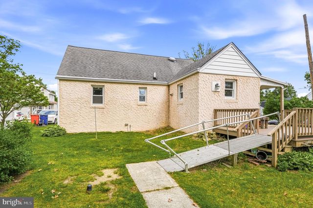 25 E MAIDEN LN, Somerdale, NJ 08083