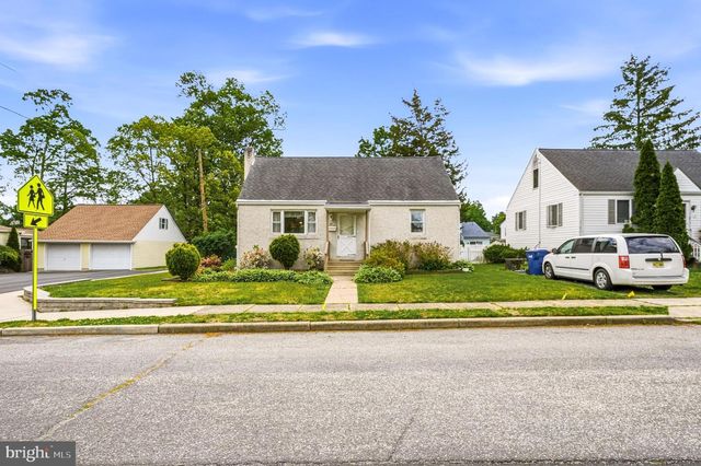 25 E MAIDEN LN, Somerdale, NJ 08083