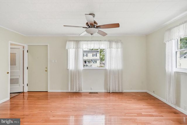 25 E MAIDEN LN, Somerdale, NJ 08083