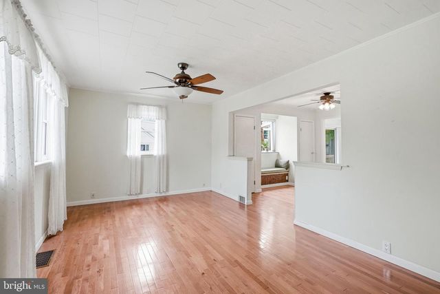 25 E MAIDEN LN, Somerdale, NJ 08083