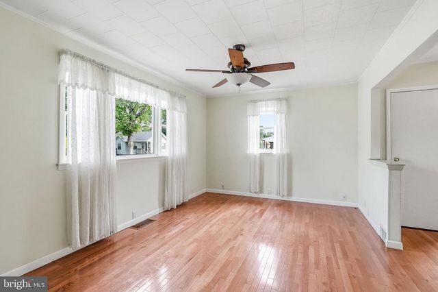 25 E MAIDEN LN, Somerdale, NJ 08083