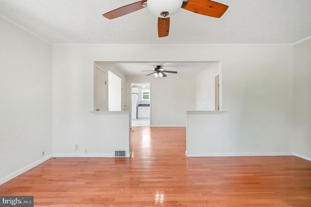 25 E MAIDEN LN, Somerdale, NJ 08083