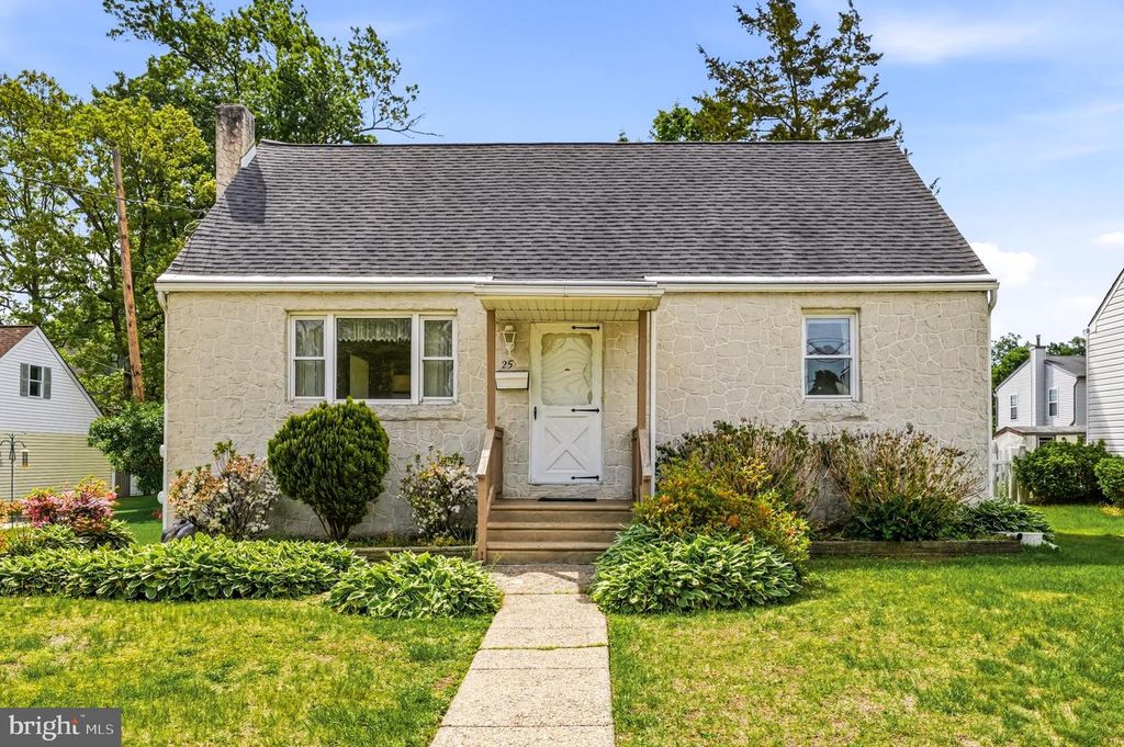 25 E MAIDEN LN, Somerdale, NJ 08083