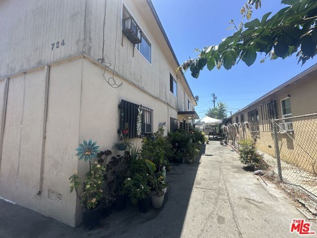 724 E 32nd Street, Los Angeles, CA 90011