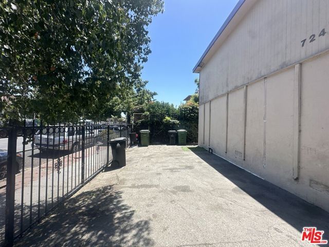 724 E 32nd Street, Los Angeles, CA 90011