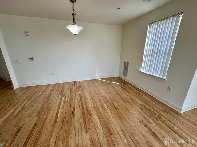 88 Roosevelt Avenue 421, Carteret, NJ 07008