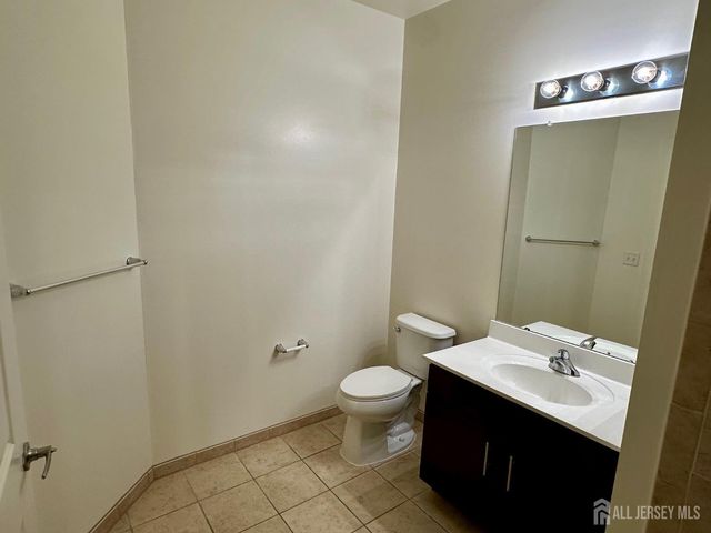 88 Roosevelt Avenue 421, Carteret, NJ 07008
