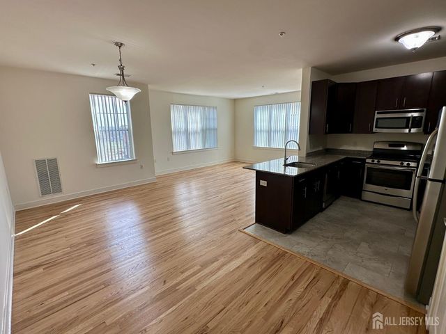 88 Roosevelt Avenue 421, Carteret, NJ 07008