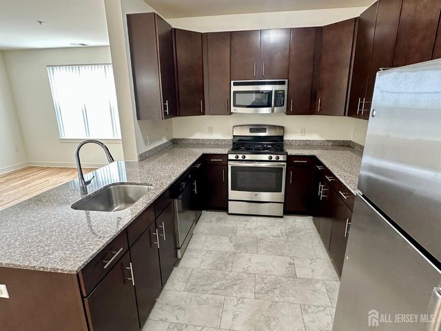 88 Roosevelt Avenue 421, Carteret, NJ 07008