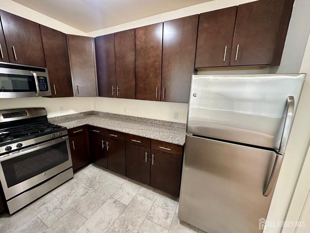 88 Roosevelt Avenue 421, Carteret, NJ 07008