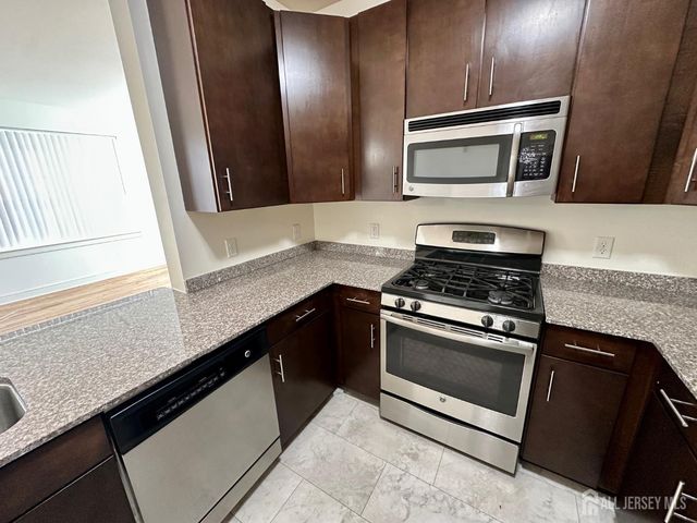 88 Roosevelt Avenue 421, Carteret, NJ 07008