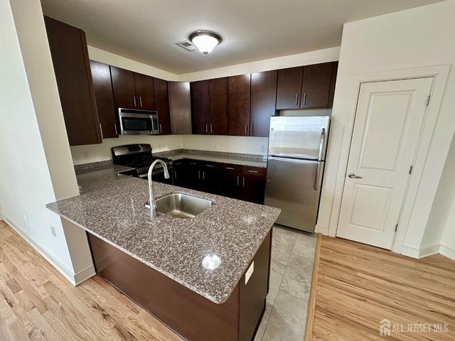 88 Roosevelt Avenue 421, Carteret, NJ 07008
