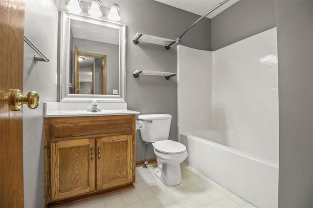 3605 NW Pier Court, Blue Springs, MO 64015