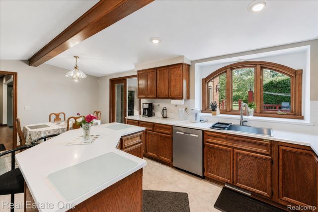 3596 Aynsley Drive, Rochester Hills, MI 48306