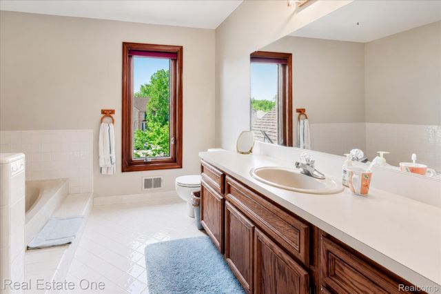 3596 Aynsley Drive, Rochester Hills, MI 48306