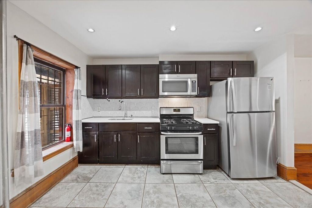 554 LEXINGTON Avenue, New York City, NY 11221