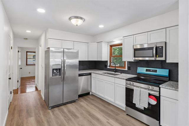 2926 Garden Ridge, Des Moines, IA 50310