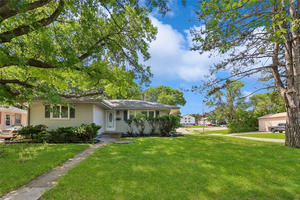 2926 Garden Ridge, Des Moines, IA 50310