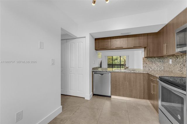 425 W Park Dr 12, Miami, FL 33172