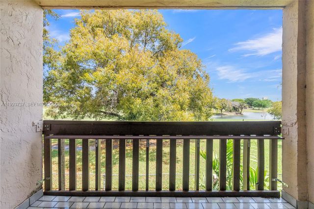 425 W Park Dr 12, Miami, FL 33172